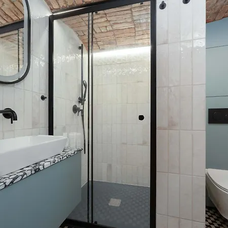 Charming Two-bedroom Centre With A Mezzanine By Renters Apartmán