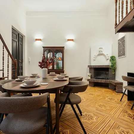 Charming Two-bedroom Centre With A Mezzanine By Renters Apartmán *