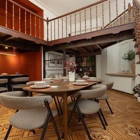 Charming Two-bedroom Centre With A Mezzanine By Renters Apartmán *