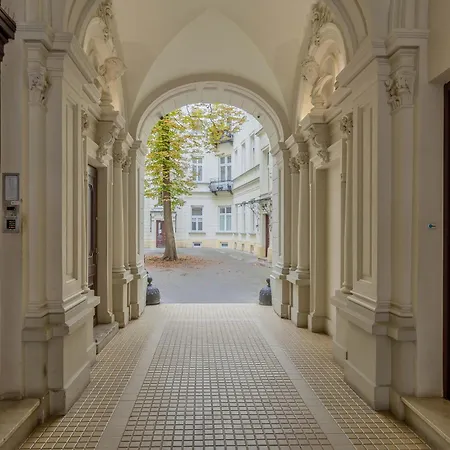 Apartmán Charming Two-bedroom Centre With A Mezzanine By Renters